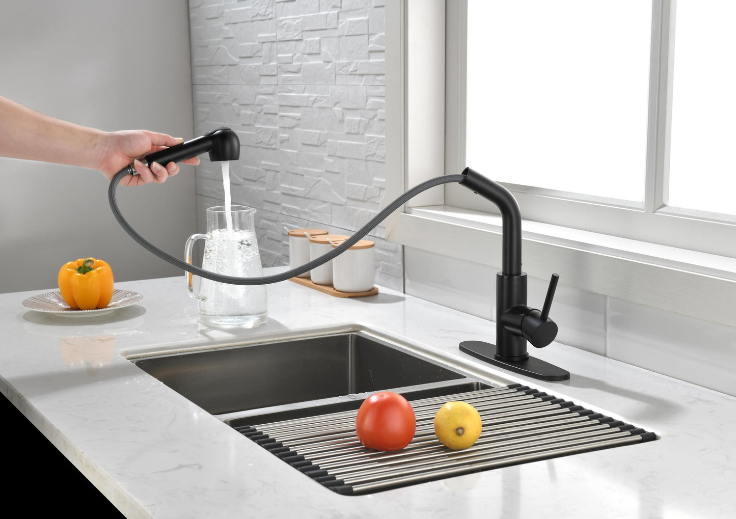 Matte Black Kitchen Faucets with Pull Down Sprayer, Single Handle Kitchen Sink Faucet with Pull Out Sprayer