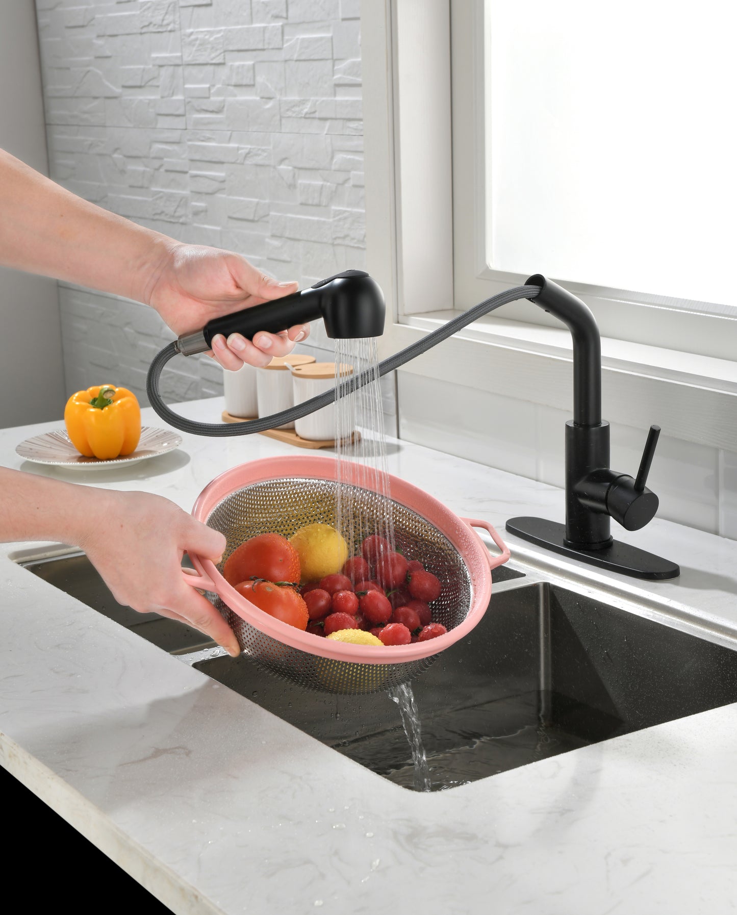 Matte Black Kitchen Faucets with Pull Down Sprayer, Single Handle Kitchen Sink Faucet with Pull Out Sprayer