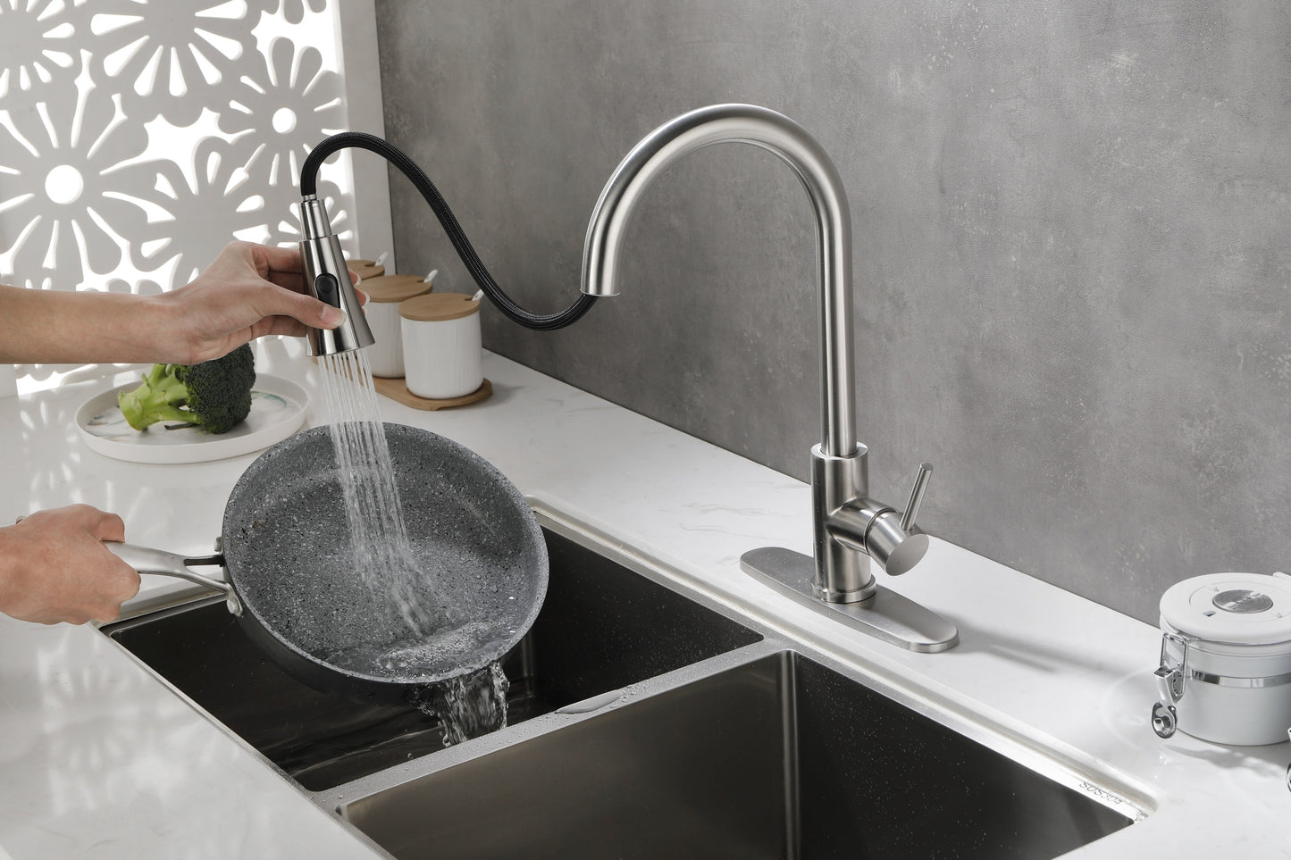 Kitchen Faucet with Pull Out Spraye