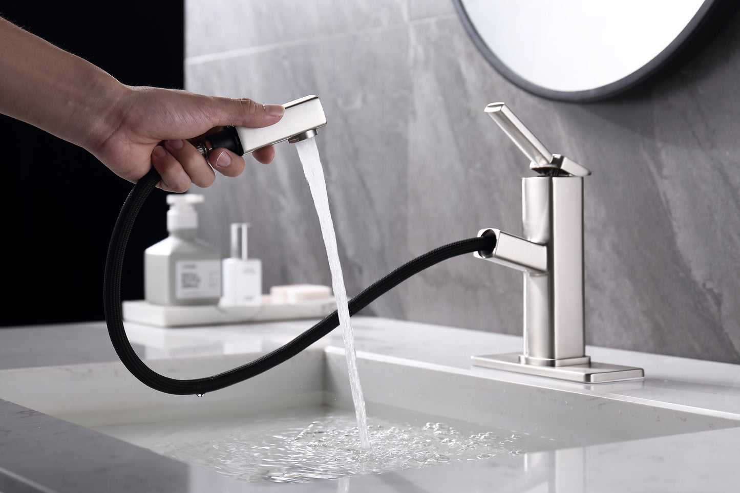 Single Handle Bathroom Sink Faucet with Pull Out Sprayer