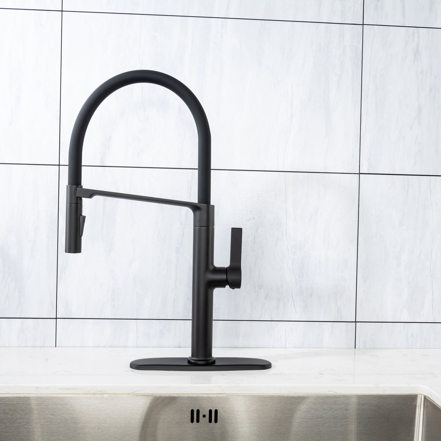 Pull-Down Kitchen Faucet with Two Functional Sprayer, Commercial Single Handle Single Lever Kitchen Sink Faucet with Magnetic Docking Spray Head, Quick Easy Installed Water Faucet