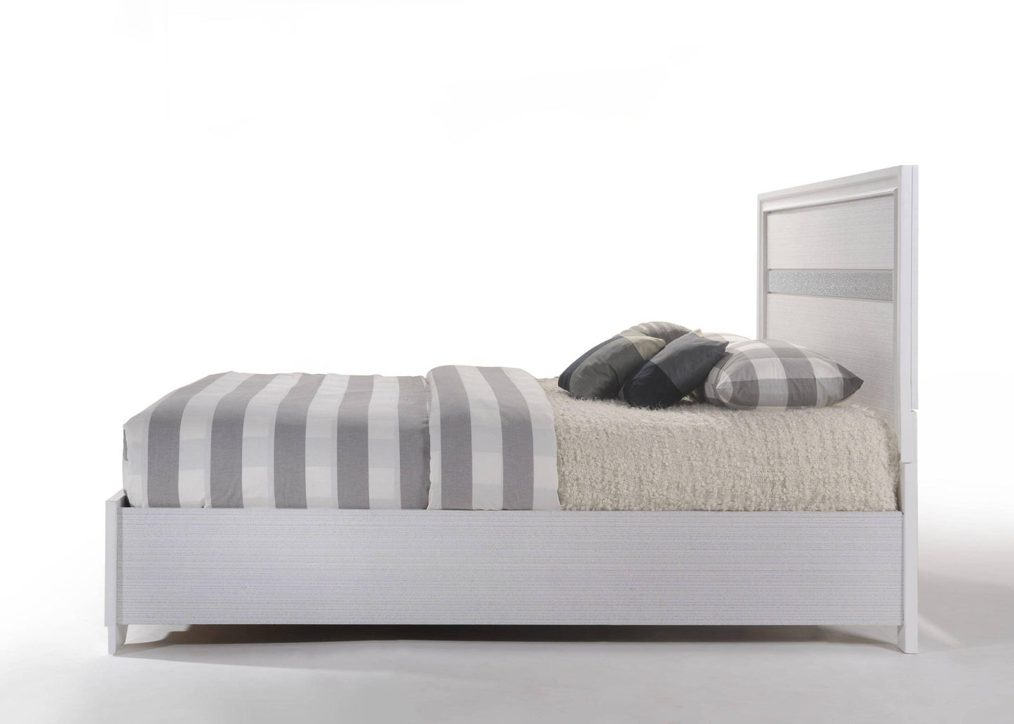 Naima Queen Bed in White 25770Q