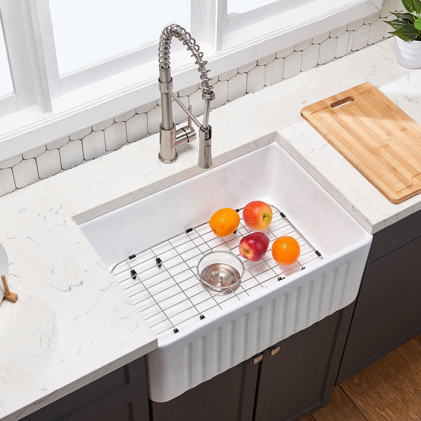 33-Inch White Fireclay Farmhouse Kitchen Sink with Grid and Strainer