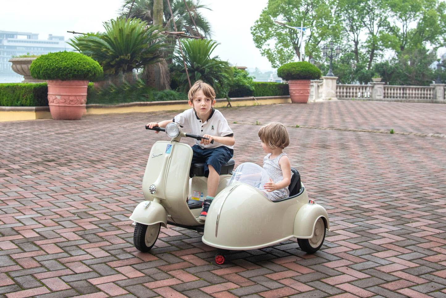 12V LICENSED Vespa Scooter Motorcycle with Side Car for kids, Gray