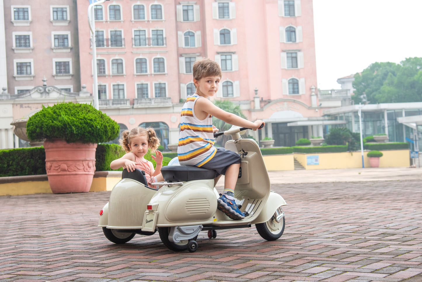 12V LICENSED Vespa Scooter Motorcycle with Side Car for kids, Gray