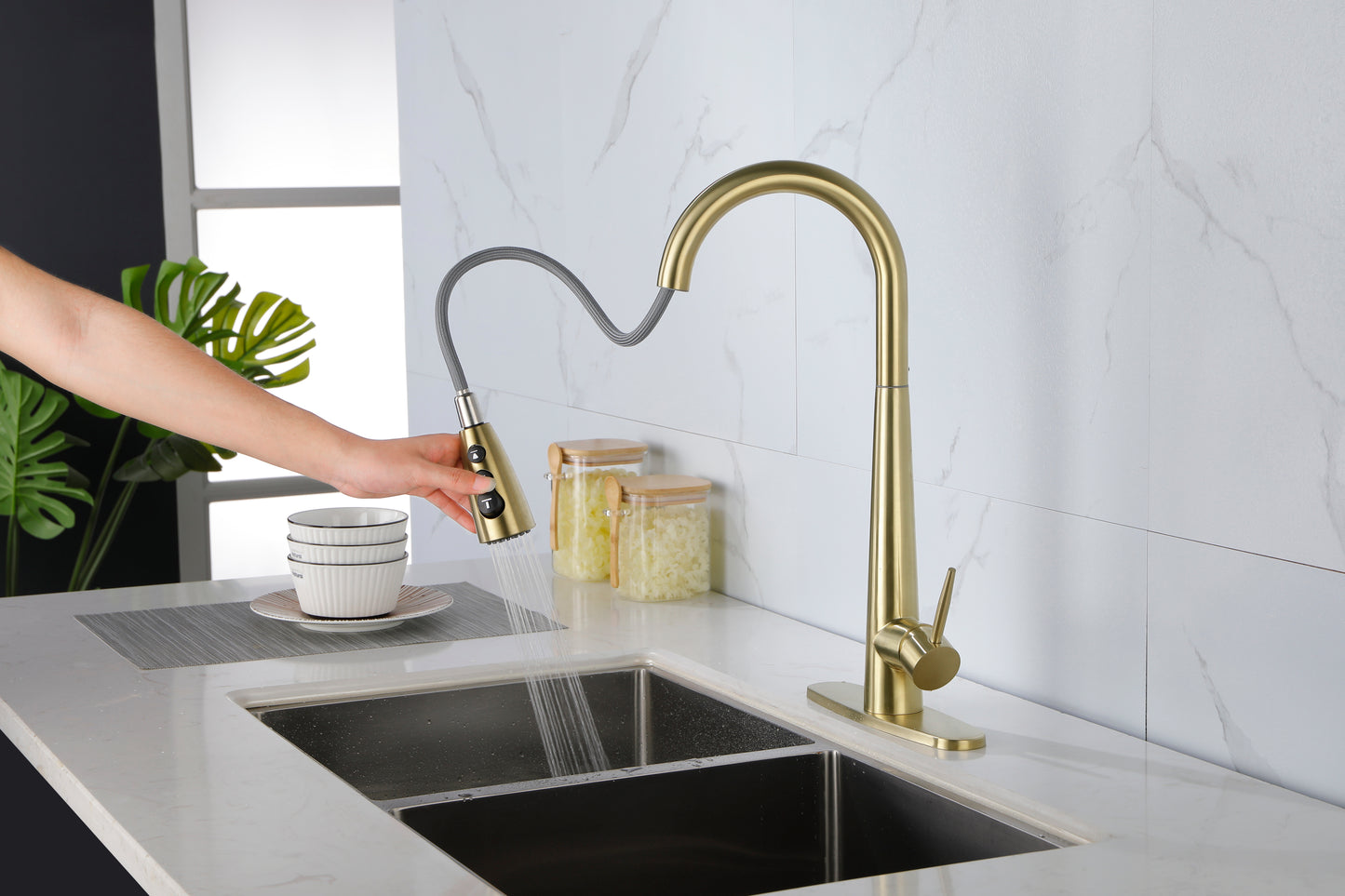 Gold Kitchen Faucets with Pull Down Sprayer, Kitchen Sink Faucet with Pull Out Sprayer, Fingerprint Resistant, Single Hole Deck Mount, Single Handle Copper Kitchen Faucet,