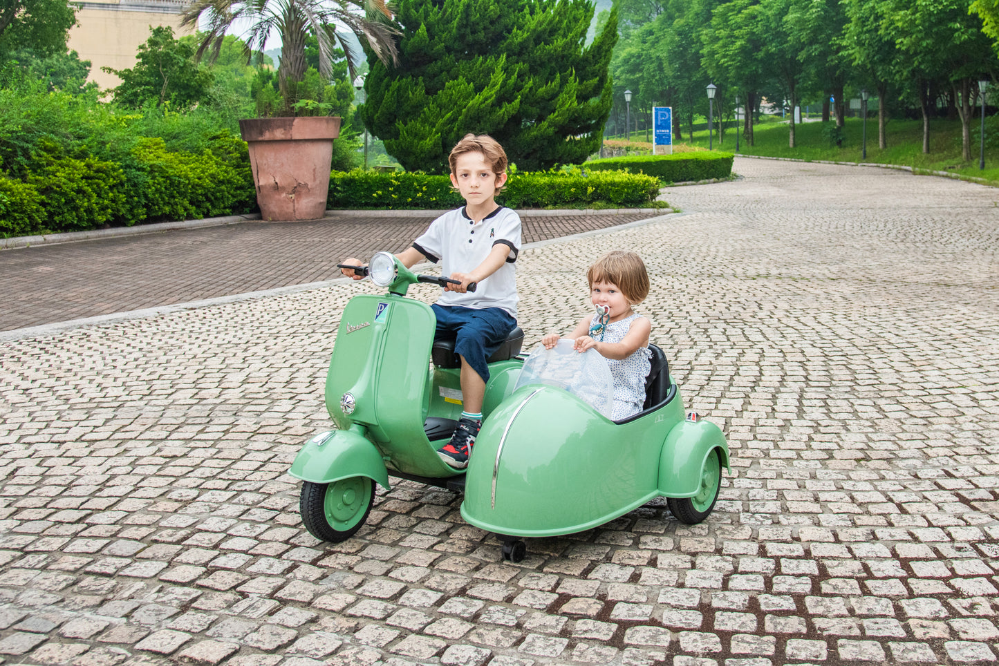 12V LICENSED Vespa Scooter Motorcycle with Side Car for kids, Green