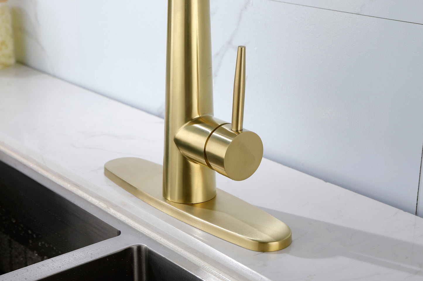 Gold Kitchen Faucets with Pull Down Sprayer, Kitchen Sink Faucet with Pull Out Sprayer, Fingerprint Resistant, Single Hole Deck Mount, Single Handle Copper Kitchen Faucet,