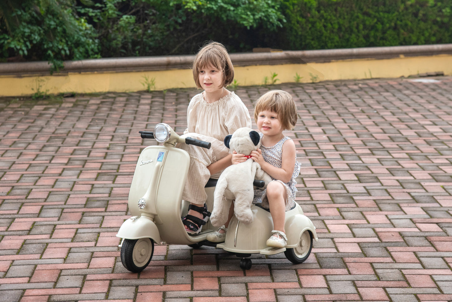 6V LICENSED Vespa Scooter Motorcycle with Side Car for kids, Gray