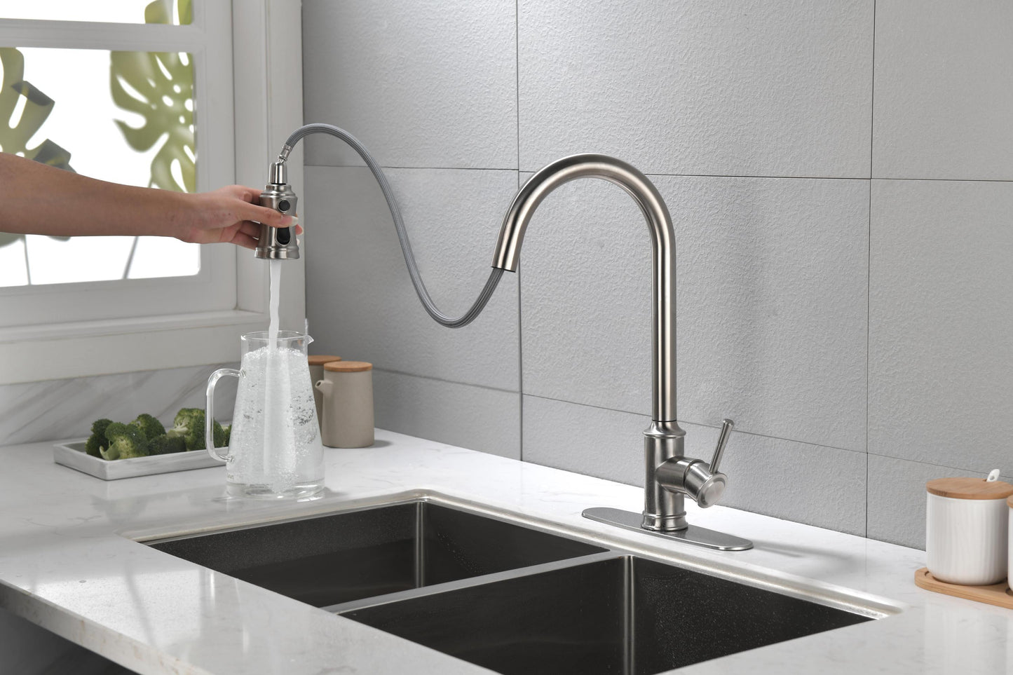 Single Handle High Arc Pull Out Kitchen Faucet,Single Level Stainless Steel Kitchen Sink Faucets with Pull Down Sprayer