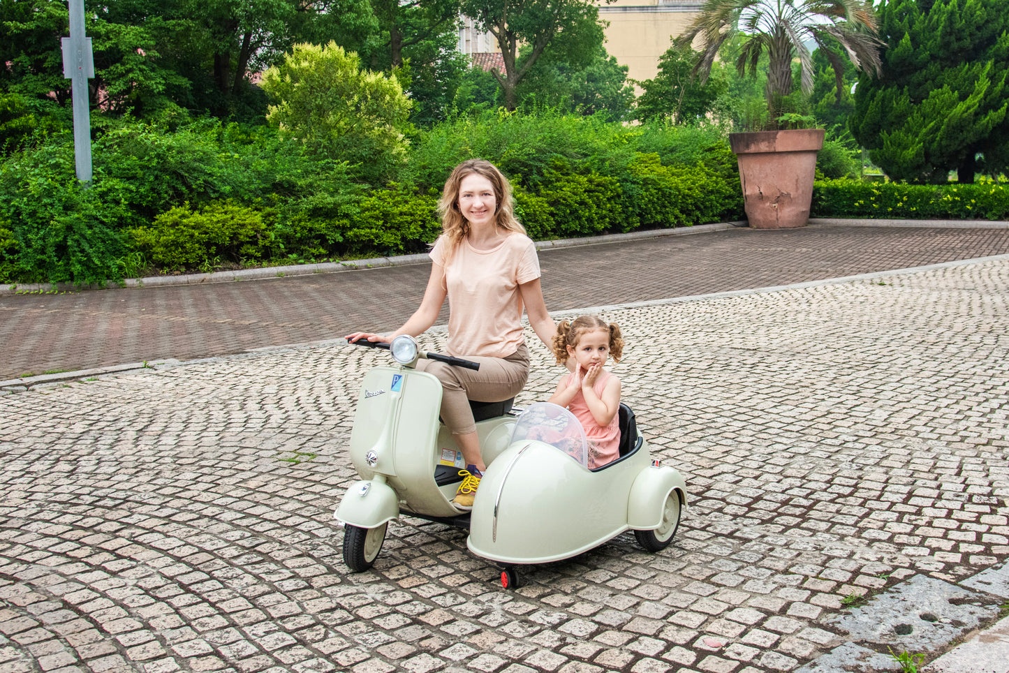 12V LICENSED Vespa Scooter Motorcycle with Side Car for kids, Gray