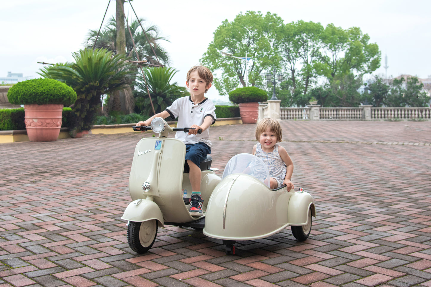 12V LICENSED Vespa Scooter Motorcycle with Side Car for kids, Gray