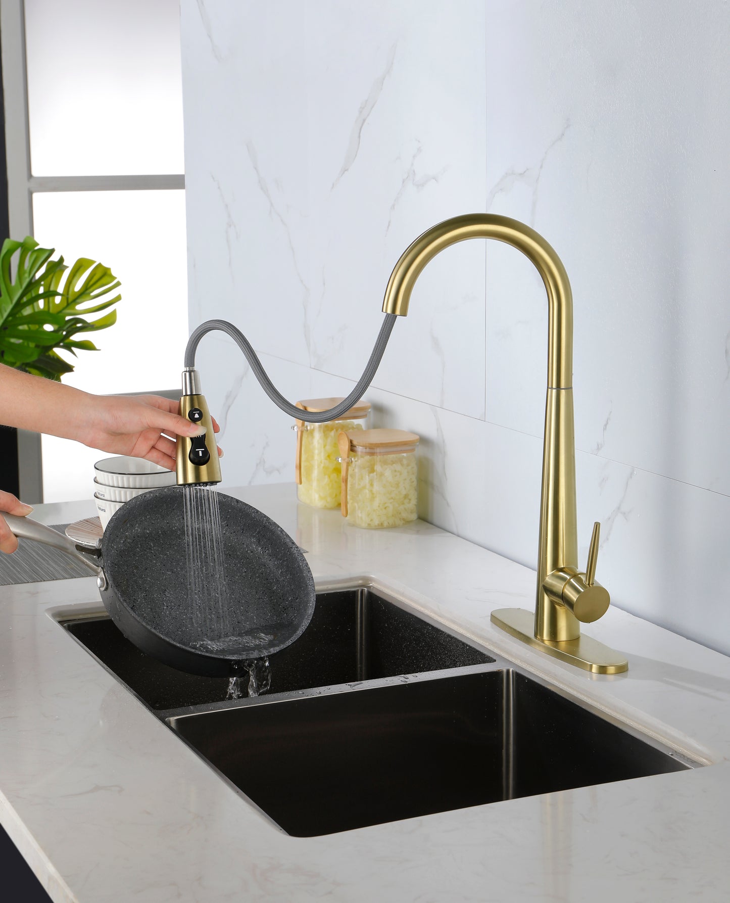 Gold Kitchen Faucets with Pull Down Sprayer, Kitchen Sink Faucet with Pull Out Sprayer, Fingerprint Resistant, Single Hole Deck Mount, Single Handle Copper Kitchen Faucet,