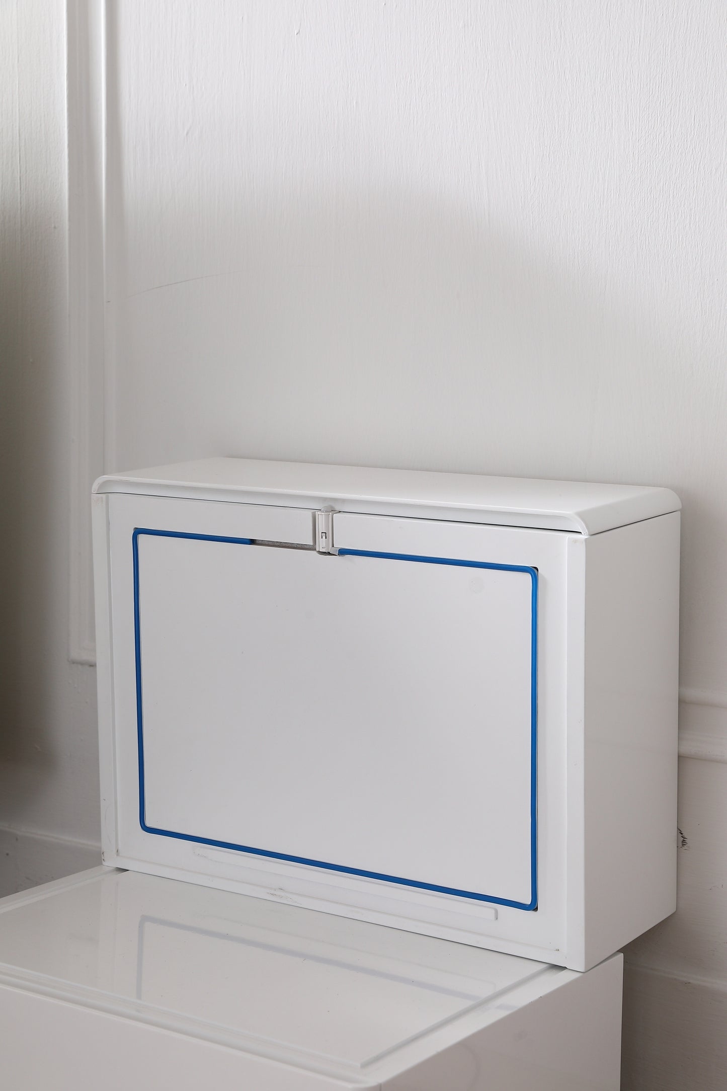 21.65'' Gloss White Wood Nightstand with 2 Storage