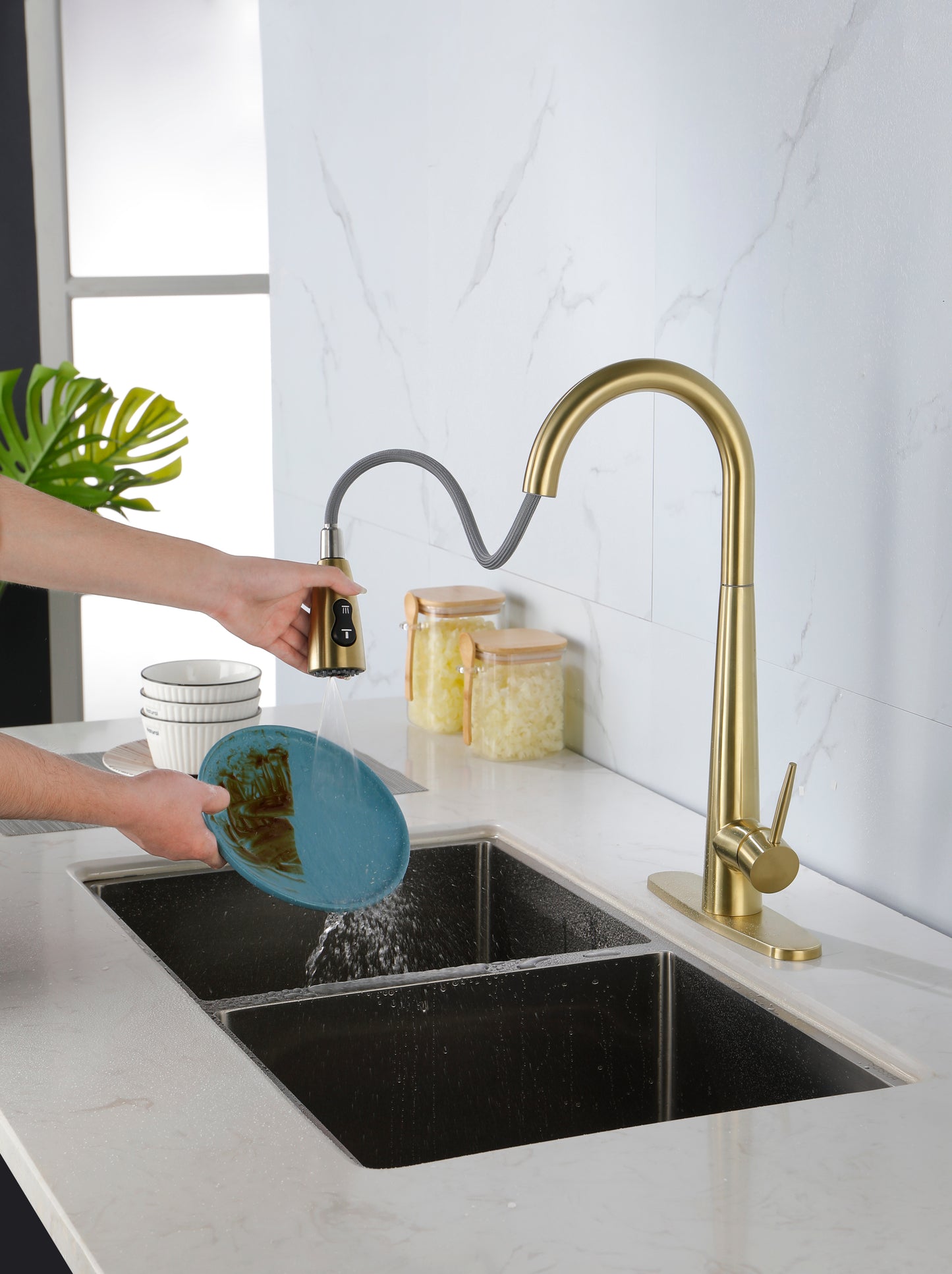 Gold Kitchen Faucets with Pull Down Sprayer, Kitchen Sink Faucet with Pull Out Sprayer, Fingerprint Resistant, Single Hole Deck Mount, Single Handle Copper Kitchen Faucet,