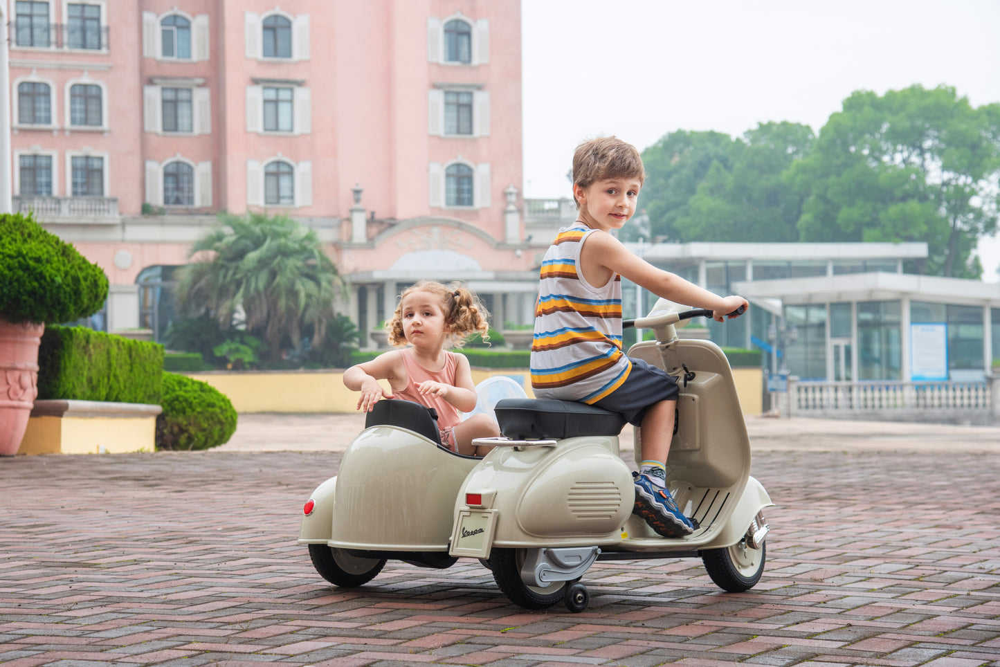 12V LICENSED Vespa Scooter Motorcycle with Side Car for kids, Gray