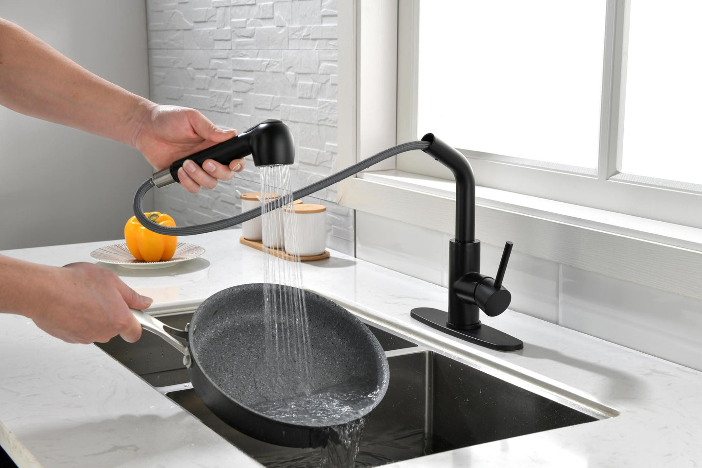 Matte Black Kitchen Faucets with Pull Down Sprayer, Single Handle Kitchen Sink Faucet with Pull Out Sprayer