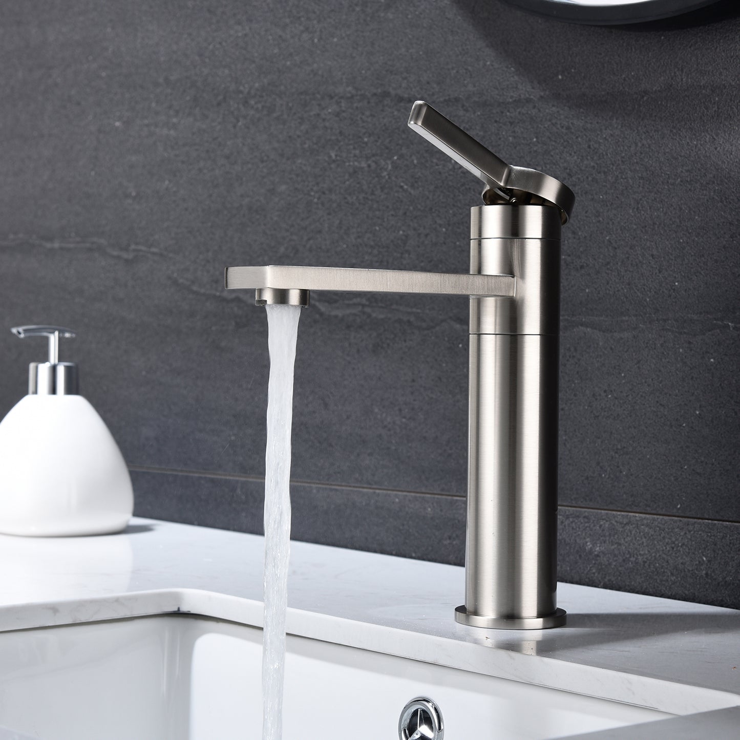 Single Hole Bathroom Faucet with Easy Single-Handle Operation