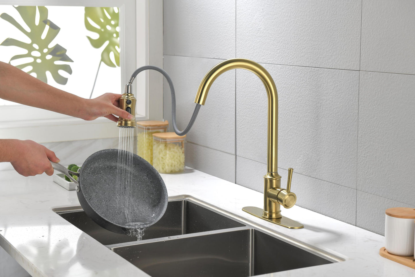 Single Handle High Arc Pull Out Kitchen Faucet,Single Level Stainless Steel Kitchen Sink Faucets with Pull Down Sprayer