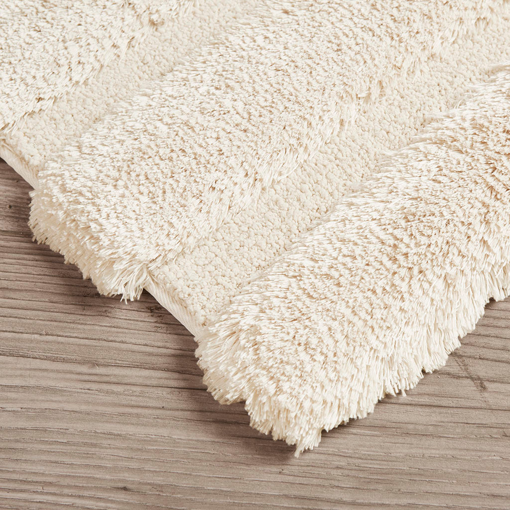 Elegant Tufted Pearl Bathroom Rug with Shabby Chic Touch